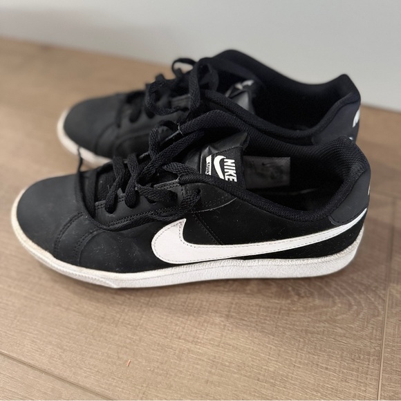 Nike Court Royale Black & White Shoes 8.5 Women’s Sneakers 749867010 - Picture 2 of 14